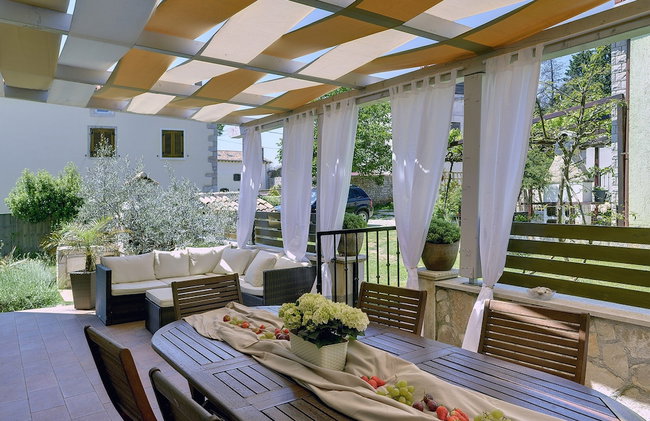 Superb Modern Villa With Pool, Large Fenced Yard Near the Beach - Foto 33