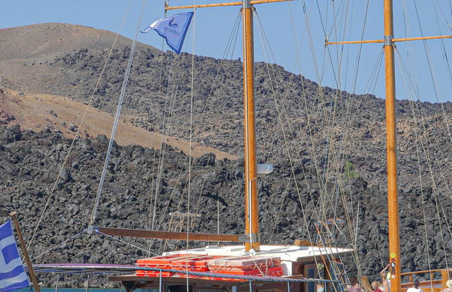 Balade en bateau dans la Caldeira de Santorin - Photo 1