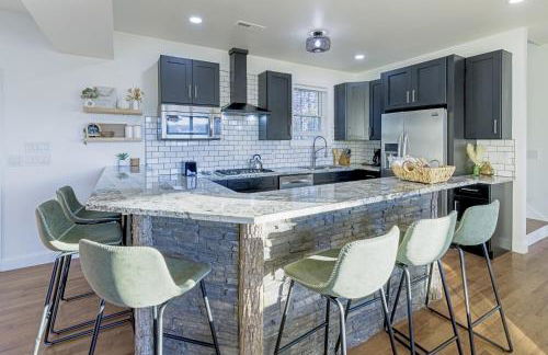 Ridgetop Hideaway 12-Guest Oasis with Hot Tub & Epic Views Near Winery Tours & Trails - Pets are allowed by request - Foto 16