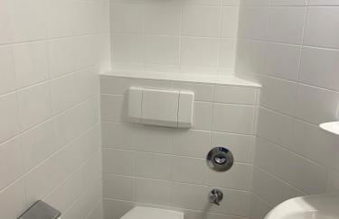 Stilvolles Apartment mit Balkon, Küche & Parkplatz - Waldstetten Zentrum - Foto 23