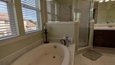 Spacious 5-bedroom 3-bath house in NW Fresno - Foto 2, Shower