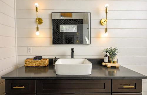 NEW Farmhouse-Chic Cabin with Hot Tub & Firepit - Foto 23