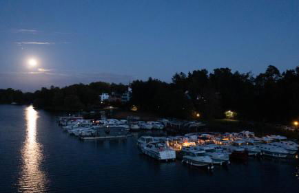 Waterview - Schwimmendes Ferienhaus auf dem Wasser mit Blick zur Havel, inkl Motorboot zur Nutzung - Foto 23