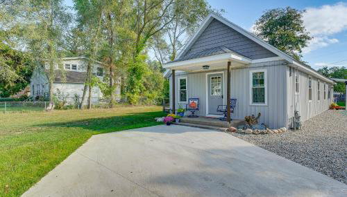 Wayland Retreat with Deck Walk to Downtown! - Foto 2