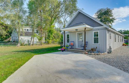 Wayland Retreat with Deck Walk to Downtown! - Foto 2