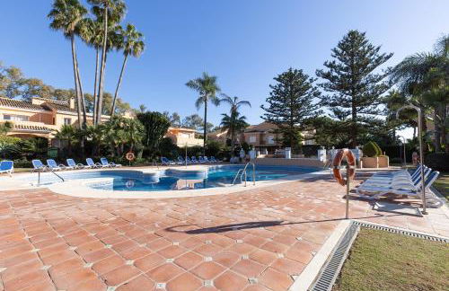 Large Ground Floor Apartment with Private Garden and Beach Access - Photo 48