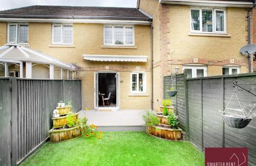 Woking 2 Bedroom House Parking Garden - Photo 13