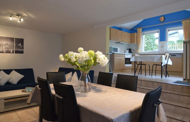 Combine City & Countryside in Well Kept House With Many Games, Next to a Farm - Foto 33