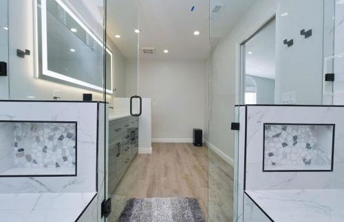 Renovated 5 Bd 3 Ba AC Private Deck Lawn - Foto 30