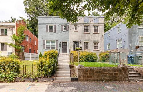 Stylish 3BR Townhouse with Backyard,and Easy Parking - Photo 6