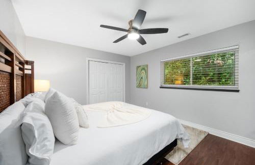 UF SUNSHINE HOUSE - Patio & BBQ - Chef Kitchen - EV Car Station - Upscale Neighborhood! - Foto 22