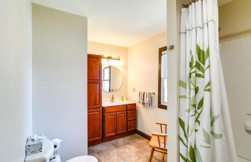 Riverfront Cabin Near Dtwn Pella with Game Room! - Foto 13