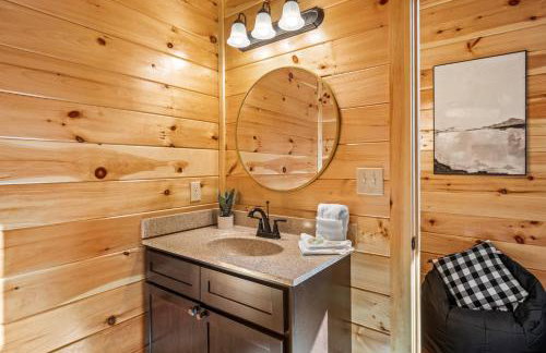 Indoor Pvt Pool, Pkyway, 44, HotTub, BBQ, King - Photo 36