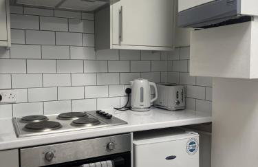 The Hive 2-Bed Apartment with Kitchen and Private Bathroom in Lively Monton Village - Sleeps 4 - Free WiFi - Parking Nearby - Foto 37
