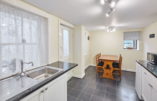 Host Stay Lavender Cottage - Photo 7