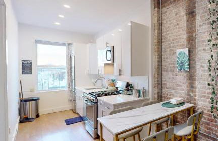 Chic Penthouse with bus stop at doorstep - 15 Minutes to NYC - Foto 11