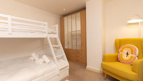 Central Gem: Cosy 2BR with Private Balcony - Foto 2, towels