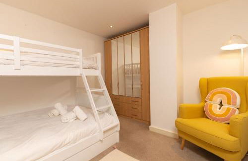 Central Gem: Cosy 2BR with Private Balcony - Foto 2