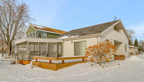 Porch and Views Waterfront Home on Houghton Lake! - Foto 5