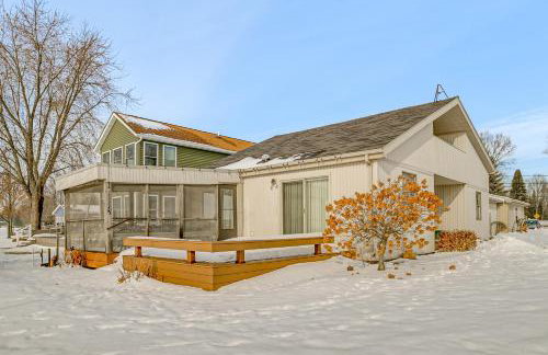 Porch and Views Waterfront Home on Houghton Lake! - Foto 5