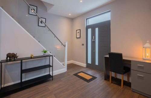 Spacious 3BR Home by D3 Short Stay, Sleep 9, Free WIFI & Parking - Foto 27