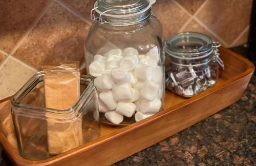 Beautiful Waterfront with Dock Firepit Hot tub - Foto 33