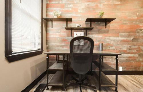 HostWise Stays - Prime Location in Lawrenceville, Exposed Brick 2BR Home - Foto 5