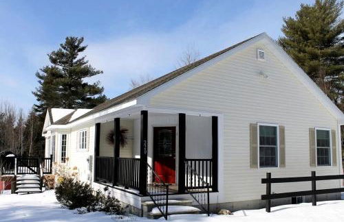 Spacious Ranch-Style Retreat with Private Deck, Nestled in Nature Near Acadia, Hancock Maine - Foto 7
