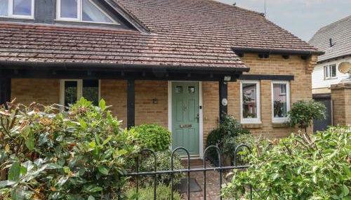 June Cottage - Photo 2