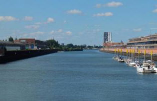 Süsses Motorboot - Bremen Überseestadt - Foto 24
