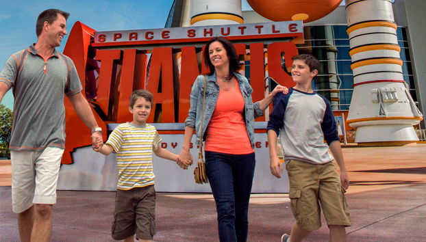 Una familia visitando el Centro Espacial Kennedy