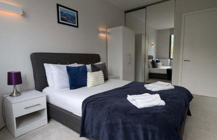 Modern 1 Bed Apt Bracknell- with parking - Photo 2