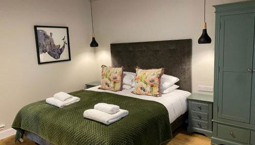 Holly Berry Lodge with Hot Tub - Foto 5, towels, wardrobe