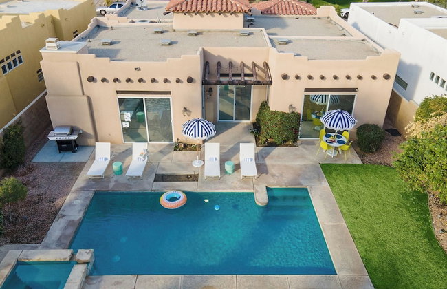 Pool + Hot Tub, Yard, Games Chic Midcentury Design Painted Sand by Avantstay - Foto 82