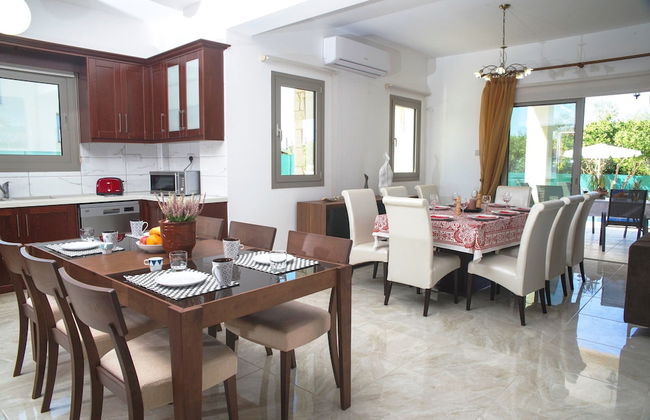 Stunning new Beach Front Villa,1st Line to the Beach, Large Pool, Wonderful Area - Foto 23