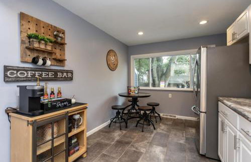 Near Drake/Downtown packed w/Amenities - Hot Tub - Movie Theater - Photo 33