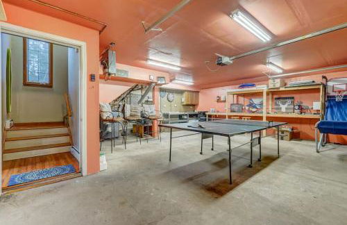 Chic chalet w/ hot tub, ping-pong, arcade bball - Foto 30