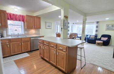 Lakefront Escape, Sunrise Views, Boat Slip & Community Dock Access - Foto 9