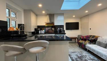 CozyNest 2BR Modern Property with Parking - Foto 5