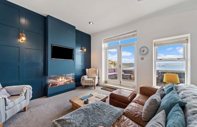 Royal Victoria Court 11 - Sea and Harbour Views - Photo 1