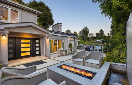 LA Hillside Retreat w Pool Views Fire Pit Outdoor Lounging Casa Bellagio by AvantStay - Foto 3