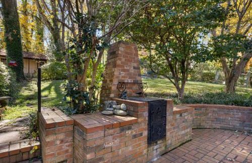 Stylish Mountain Retreat with Sunroom and Pergola - Foto 74