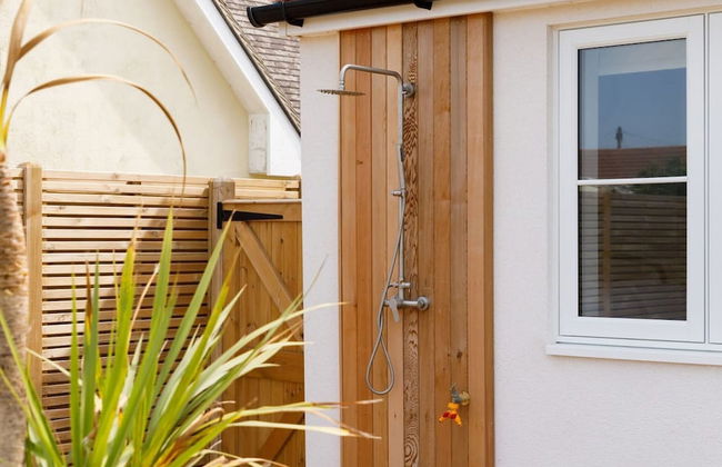 Mariners Stylish Beachside Getaway With Sea Views - Photo 37