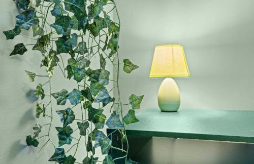 Cozy Downtown Stay w Private Backyard & Parking - Foto 40