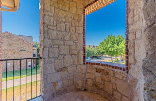 The Castle by the Lake with Pool and Balcony near Grandscape - Foto 75