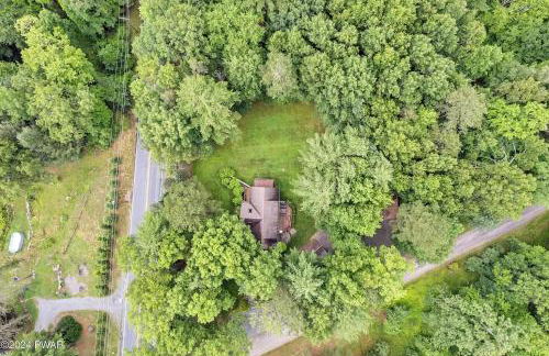 Poconos True Log Cabin with Sauna, Movie Theather, Hot Tub & Fire Pit! - Foto 9