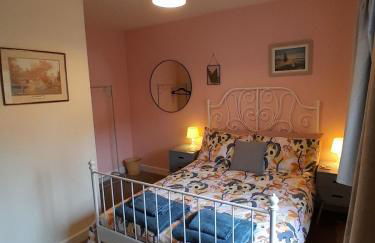 Entire house with gated parking - Photo 2