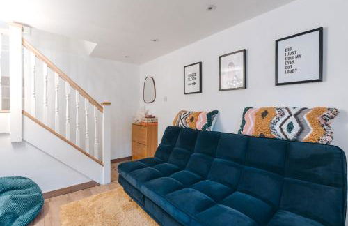 Quaint Georgian house with Parking & Huge Garden 10 mins walk from town - Photo 15