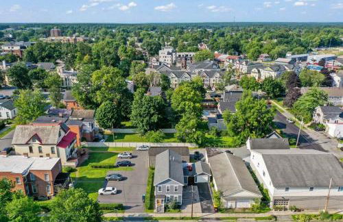 Upscale Azure by Saratoga Stays - Photo 34