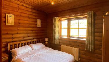 Beautiful 2 Bedroom Log Cabin With Private Hot Tub - Elm - Foto 3